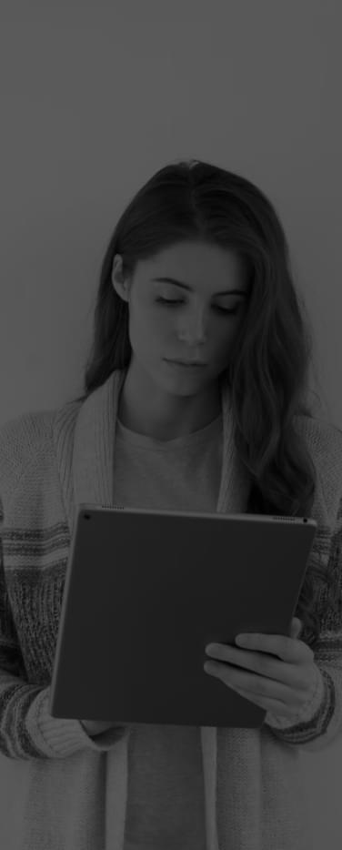 Mulher olhando para tablet